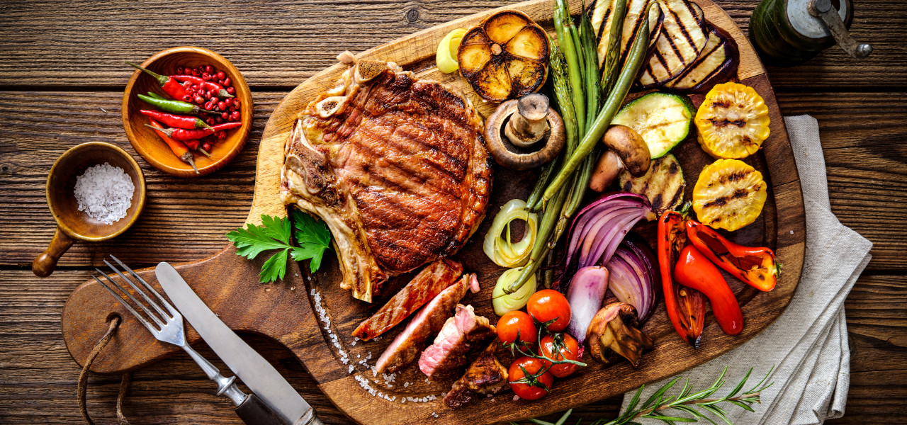 BBQ-2021-Rundvlees-biefstuk-met-gegrilde-groenten-en-kruiden